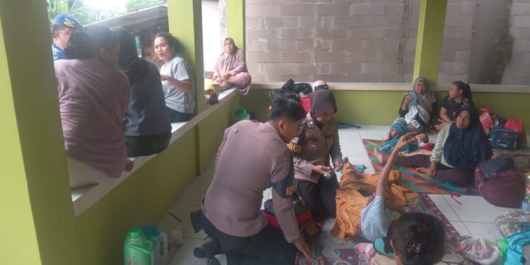 Polri “All Out”, Hadirkan Randurlap dan Patroli Kesehatan untuk Korban Banjir Karawang