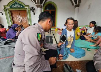 Tim Medis Polda Jabar Terjang Banjir Berikan Layanan Kesehatan ‘Door to Door’ di Karawang