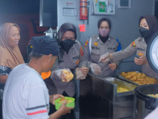 Sentuhan Humanis Polwan Polda Jabar Ringankan Beban Korban Banjir di Karawang