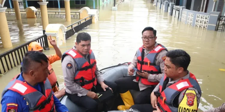 Polda Jabar Siaga di Karangligar, Amankan Wilayah Terdampak Banjir dan Pastikan Logistik Tersalurkan