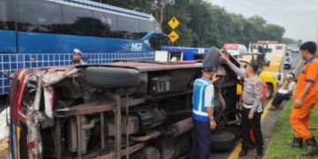 Respons Cepat Polisi Tangani Kecelakaan Maut Elf di Tol Padaleunyi KM 152
