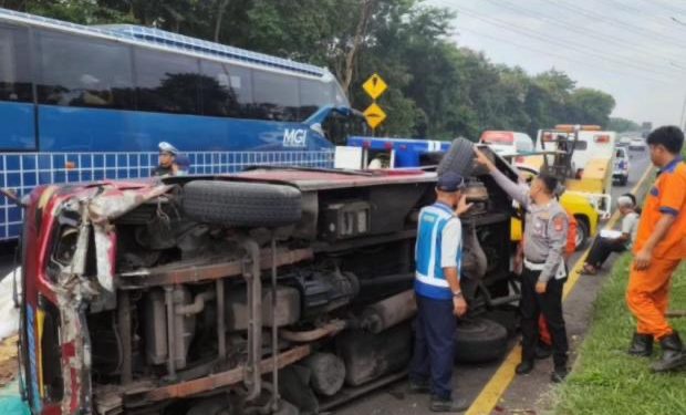 Respons Cepat Polisi Tangani Kecelakaan Maut Elf di Tol Padaleunyi KM 152