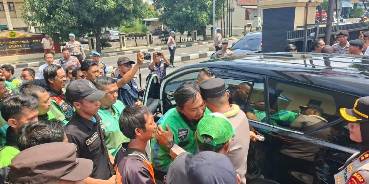 Simbol Kedekatan Polri dan Rakyat: Komunitas Ojol Majalengka Iringi Pelepasan AKBP Willy Andrian