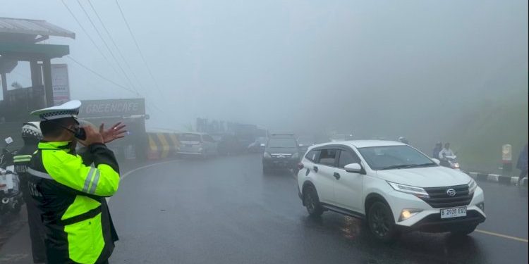 Hadapi Cuaca Ekstrem di Kawasan Puncak, Polres Cianjur Siagakan Personel dan Alat Berat