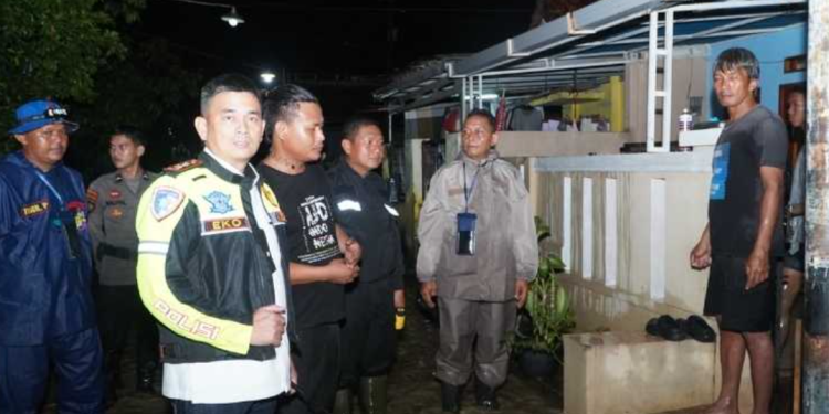 Kapolres Cirebon Kota Pimpin Langsung Penanganan Banjir di Perumahan Green Pamengkang