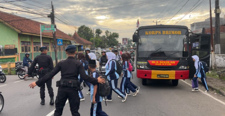 Brimob Polda Jabar Hadirkan Bus Sekolah Gratis di Tasikmalaya, Bantu Pelajar dan Guru