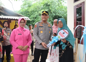 Kapolres Subang Serahkan Kunci Rumah Program Rutilahu kepada Warga Pabuaran, Bukti Nyata Kepedulian Polri