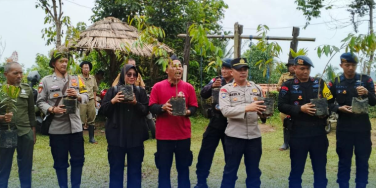 Polri-TNI dan Masyarakat Ciamis Hijaukan Kembali Gunung Syawal dengan Aksi Penanaman Pohon