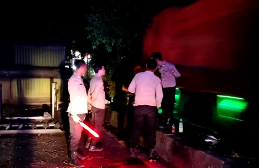 Kapolsek Gebang dan Anggota Berikan Bantuan kepada Pengguna Jalan di Jalur Pantura Cirebon–Losari