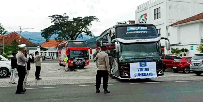 Polres Karawang Kawal Keberangkatan 960 Viking Karawang ke Laga Persib vs Persija di GBLA