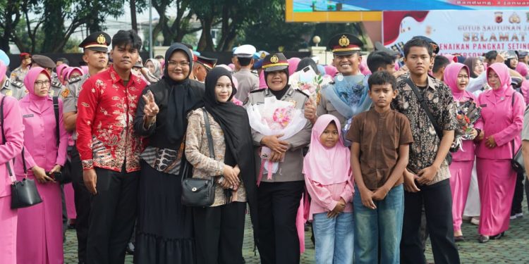 Momen Haru Warnai Kenaikan Pangkat 588 Personel Polda Jabar: Kapolda Sebut Keluarga Sebagai Pilar Kekuatan Polri