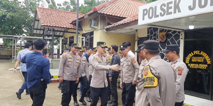 Kapolres Indramayu Kunjungi Polsek Juntinyuat, Tekankan Pentingnya Niat Baik dan Keikhlasan dalam Bertugas