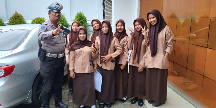 Polres Banjar Aktif Edukasi Pelajar Penerima KIP di ATM, Terapkan Pendekatan Humanis