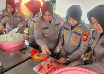 Respon Cepat Bencana, Polwan Polda Jabar Operasikan Dapur Umum di Titik Banjir Telukjambe