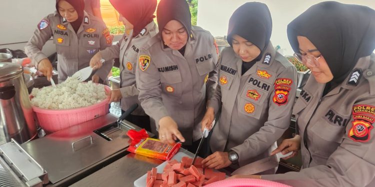 Respon Cepat Bencana, Polwan Polda Jabar Operasikan Dapur Umum di Titik Banjir Telukjambe
