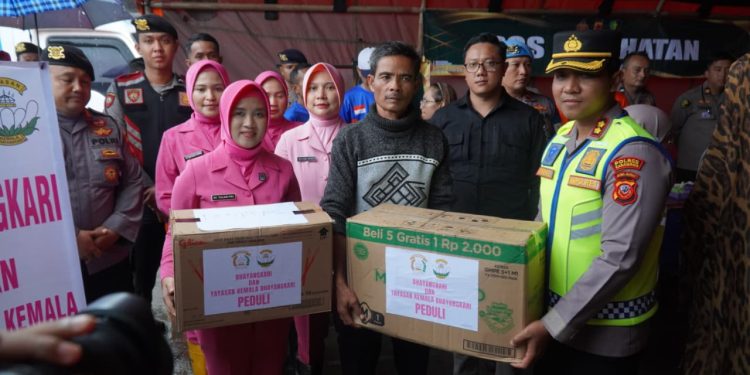 Ringankan Beban Warga, Polda Jabar dan Bhayangkari Peduli Salurkan Bansos di Titik Banjir Karangligar