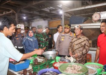 Pastikan Harga Sembako Stabil dan Stok Aman, Kapolresta Cirebon dan Forkopimda Sidak Dua Pasar