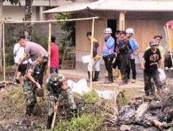 Polsek Banjarsari Polres Ciamis Bareng TNI dan Warga Kerja Bakti Bersihkan Sungai Sindangtawan