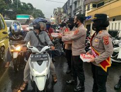 Polres Sukabumi Kota Bagikan Ratusan Takjil di Jalan Perintis Kemerdekaan Cikole
