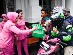 Jelang Buka Puasa Polrestabes Bandung dan Bhayangkari Cabang Kota Besar Bandung Bagi-bagi Takjil