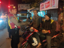 Anggota Sat Samapta Polres Karawang Polda Jabar sambangi Tukang Ojek Pangkalan pada malam hari melalui Patroli Perintis