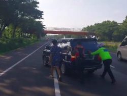 Polisi Bantu Dorong Mobil Mogok Pemudik di KM 152 Tol Cipali, Majalengka