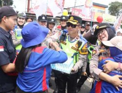 Polres Garut Beri Kue Ulang Tahun Kepada Buruh di Hari Buruh Internasional di Garut