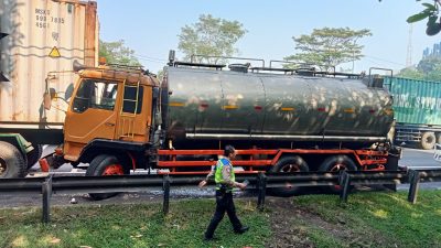 POLISI SIGAP TANGANI  KECELAKAAN TRUCK KONTAINER DAN TRUCK TANGKI