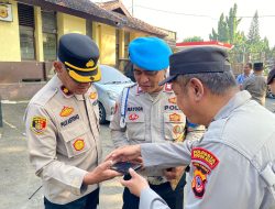 Menindak Lanjuti Arahan Pimpinan, Kapolsek Melaksanakan Pengecekan Pada Ponsel Seluruh Anggota Polsek Bogor Utara