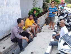 Pererat silaturahmi, Bhabinkamtibmas Suranenggala kulon Polsek Kapetakan Polres Cirebon kota sambang Warga