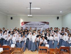 Edukasi Pelajar, Bid Humas Polda Jabar Laksanakan Kegiatan Police Goes To School di SMAN 1 Cileunyi Kabupaten Bandung