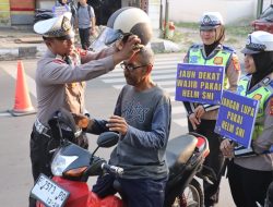 Satlantas Polres Indramayu Bagikan Helm Gratis Untuk Pengendara Tertib