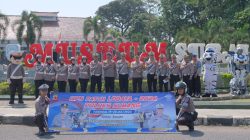 Kapolres Subang bagikan Helm dan Snack Gratis kepada Para Pengendara Roda Dua dalam rangka Ops Ketupat Lodaya 2024