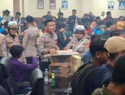 Polres Subang Bagikan Makanan Ringan ke Pendemo saat Unjuk Rasa Kawal Putusan MK