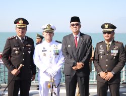 Kapolres Cirebon Kota Hadiri Upacara Tabur Bunga di KRI Bung Karno 369 Peringati HUT TNI-AL ke-79