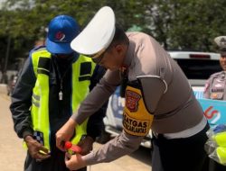 Polres Cimahi Apresiasi Warga Penjaga Perlintasan Kereta Api Tanpa Palang Pintu