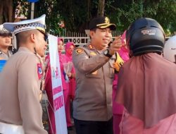 Polres Sukabumi Rayakan HUT Lalu Lintas dengan Kebaikan: Helm Gratis dan Cokelat untuk Keselamatan