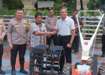 Polres Subang Dukung Ketahanan Pangan, Berikan Bantuan Alsintan kepada Kelompok Tani