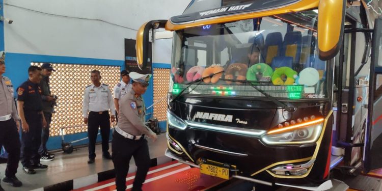 Polres Indramayu Gelar Ramp Check Bus Pariwisata, Pastikan Keselamatan Penumpang