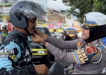 Operasi Keselamatan Lodaya: Polres Garut Bagikan Helm Gratis untuk Keselamatan Pengendara