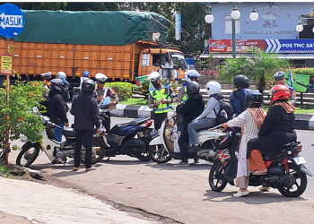 Operasi Keselamatan Lodaya 2025: Satlantas Polres Garut Bagi Helm Gratis
