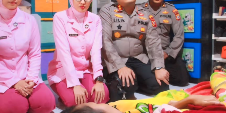 Kapolres Purwakarta Salurkan Bantuan Sosial untuk Penderita Kanker Serviks