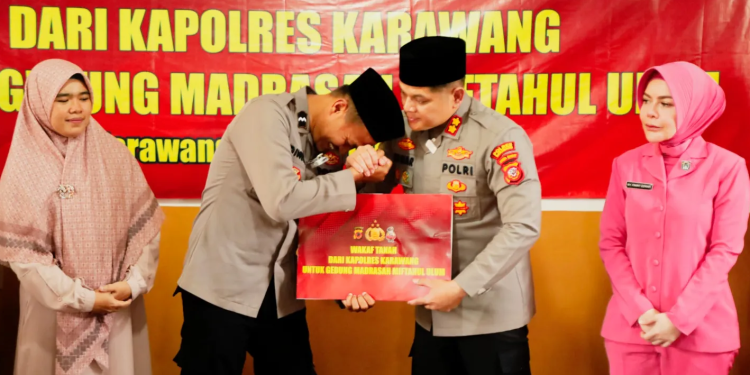 Kapolres Karawang Dukung Pendidikan Agama, Wakafkan Tanah untuk Madrasah Miftahul Ulum