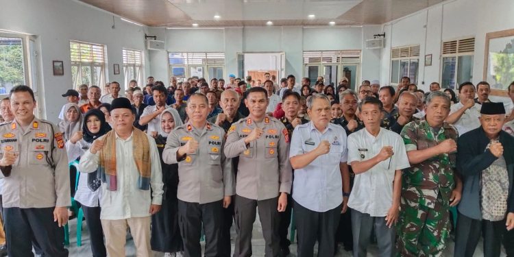 Kapolres Ciamis Jalin Sinergi dengan Masyarakat Panumbangan: Ngariung Bareng, Bakti Sosial, dan Pengobatan Gratis