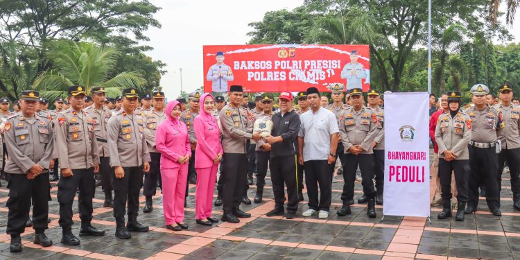 Polres Ciamis Tunjukkan Kepedulian, Bersihkan Masjid dan Bagikan Beras dalam Bakti Sosial Ramadhan