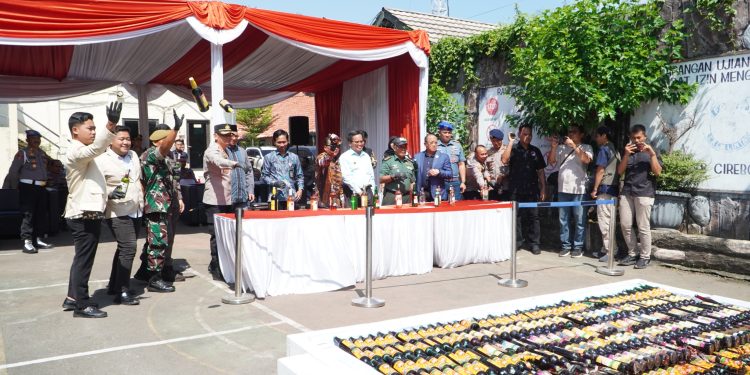 Polres Cirebon Kota Musnahkan Ribuan Botol Miras Jelang Ramadhan, Wujudkan Kota Cirebon Kondusif