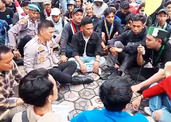 Kapolres Cirebon Kota Tenangkan Demo Mahasiswa : Dialog Santun Jadi Kunci