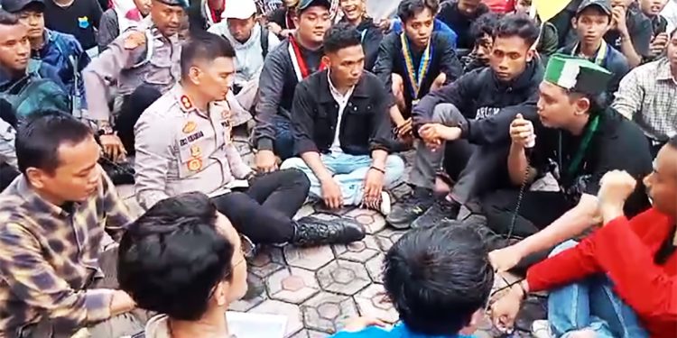 Kapolres Cirebon Kota Tenangkan Demo Mahasiswa : Dialog Santun Jadi Kunci