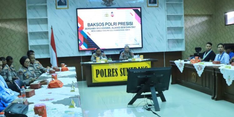 Polres Sumedang dan Mahasiswa Salurkan Ribuan Paket Sembako dalam Program Polri Presisi