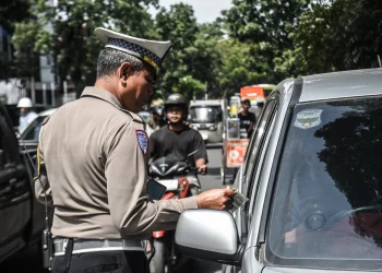 Langkah Humanis, Polrestabes Bandung Berikan Teguran Kepada 31 Pengendara Pada Hari Kedua Operasi Keselamatan Lodya 2025